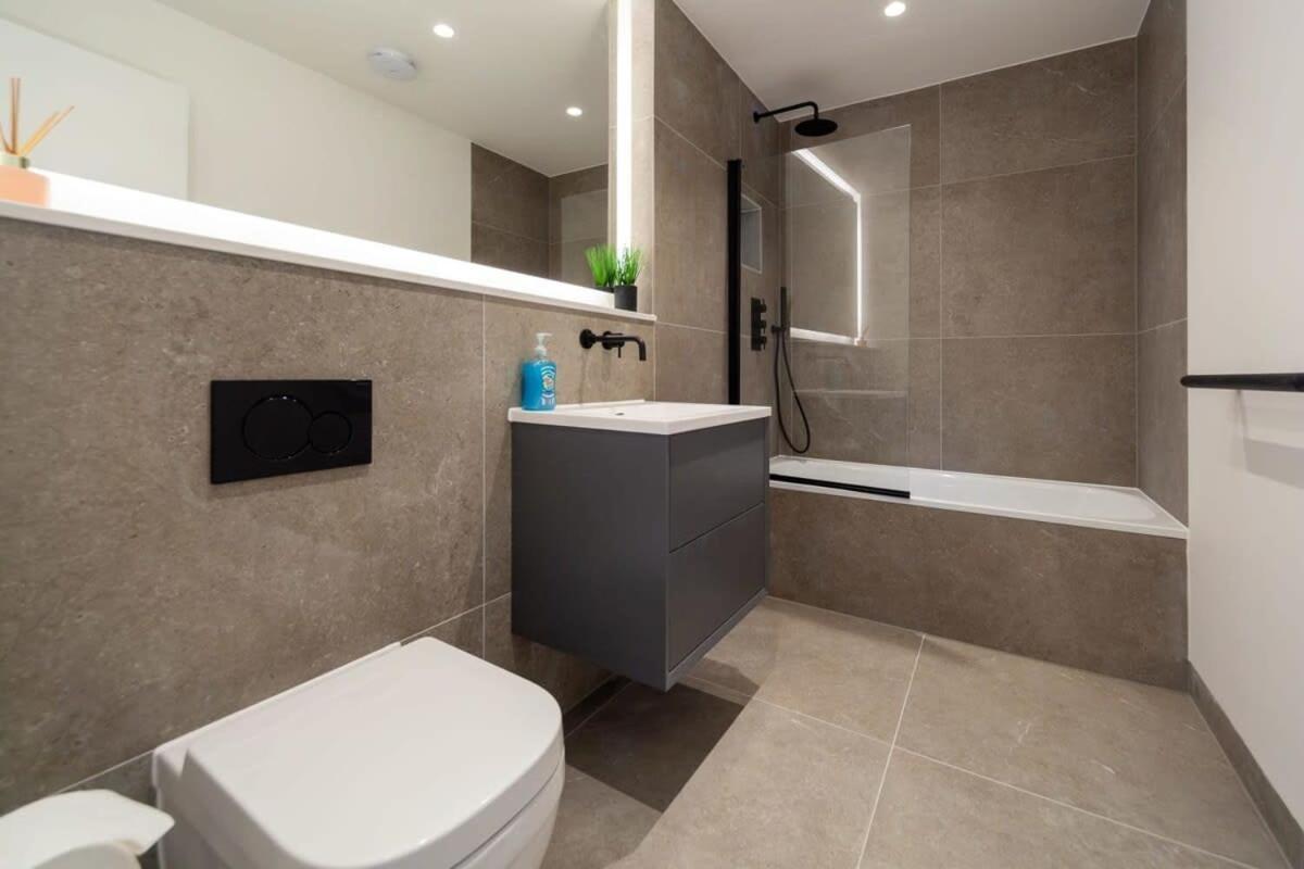 Modern 2 Bedroom Apartment In Wimbledon ลอนดอน ภายนอก รูปภาพ