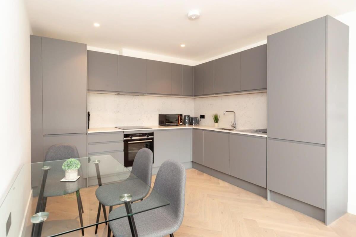 Modern 2 Bedroom Apartment In Wimbledon ลอนดอน ภายนอก รูปภาพ