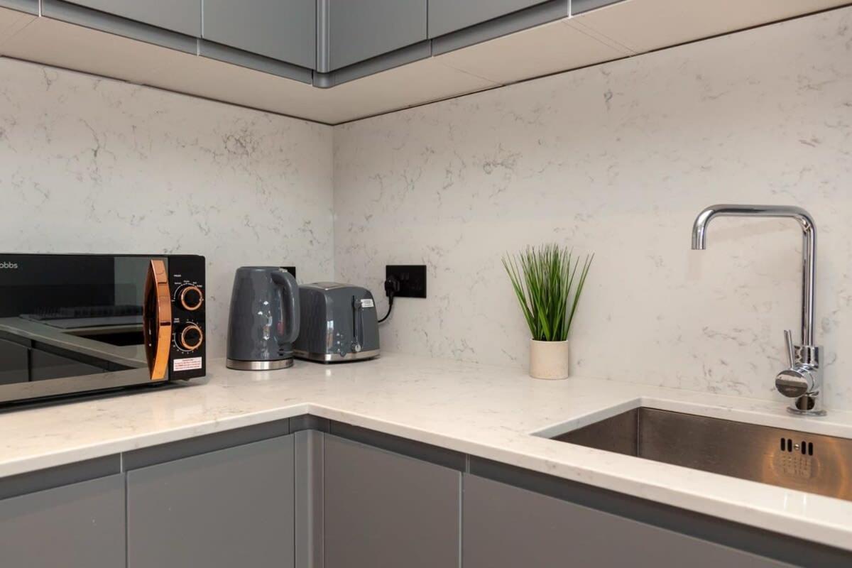 Modern 2 Bedroom Apartment In Wimbledon ลอนดอน ภายนอก รูปภาพ