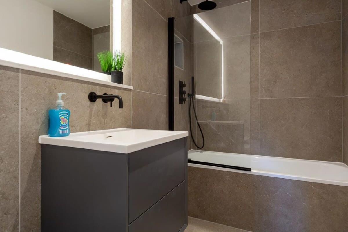 Modern 2 Bedroom Apartment In Wimbledon ลอนดอน ภายนอก รูปภาพ